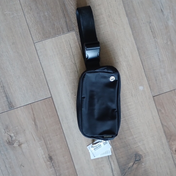 lululemon athletica Handbags - Lululemon Black Everywhere Belt Bag Nwt